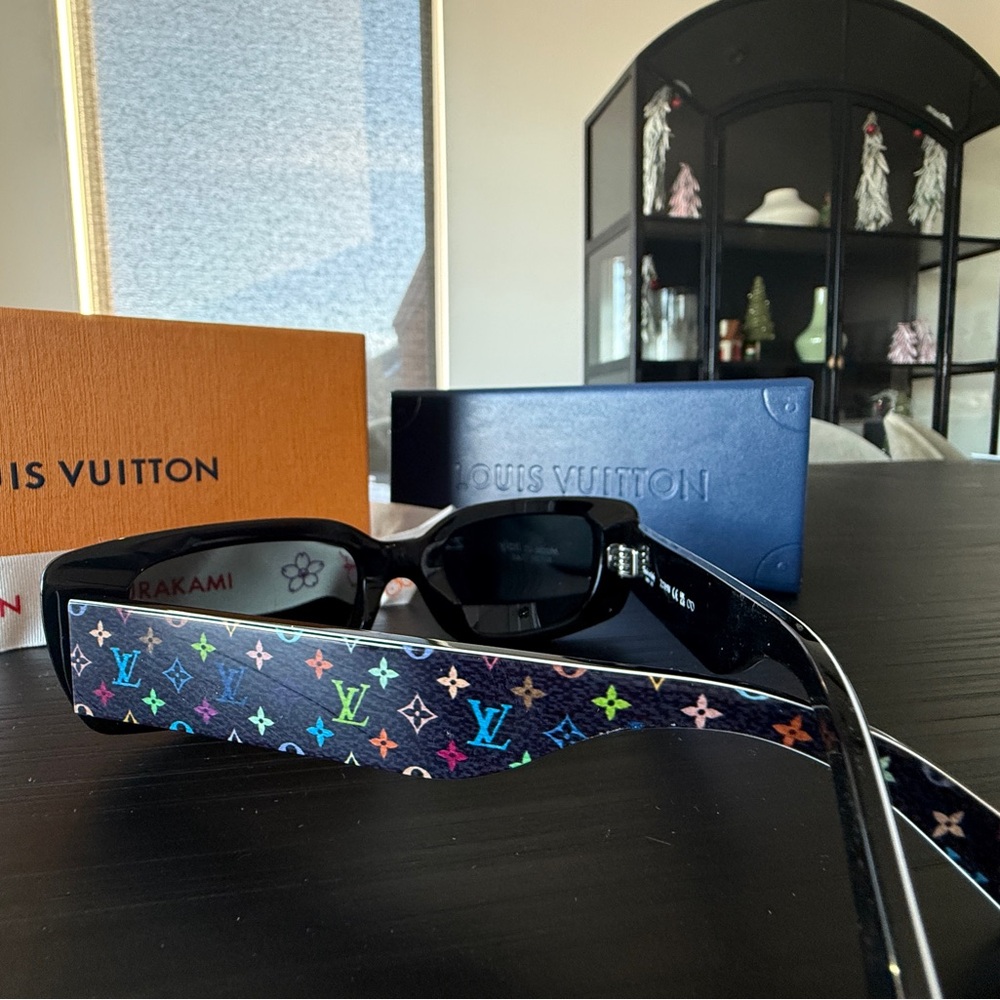 Louis Vuitton x Takashi Murakami Black Sunglasses with Multicolor Pattern - Picture 2 of 6